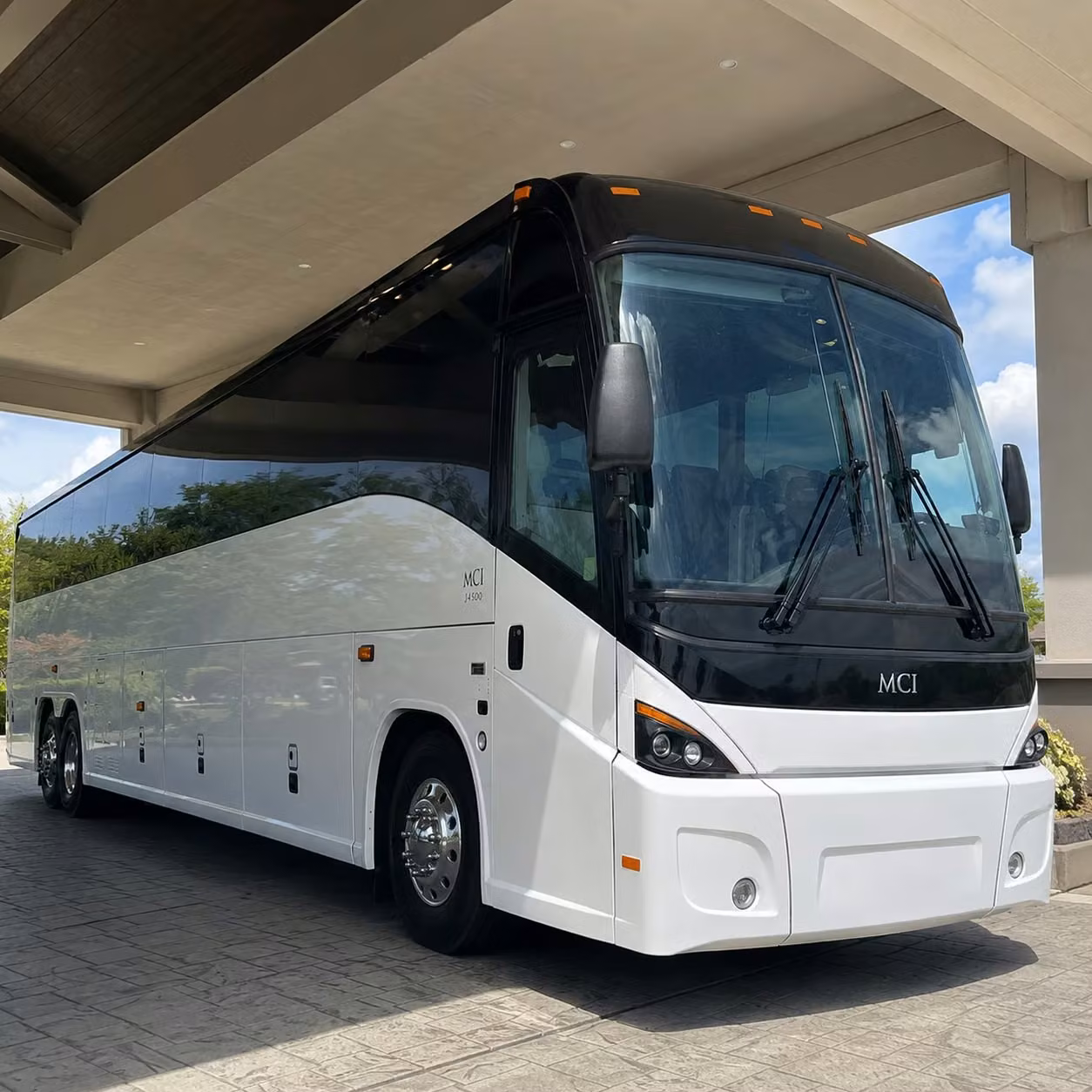 charterbusrentalnewportbeachca com is the smartest way to manage multi stop employee shuttle routes in newport beach